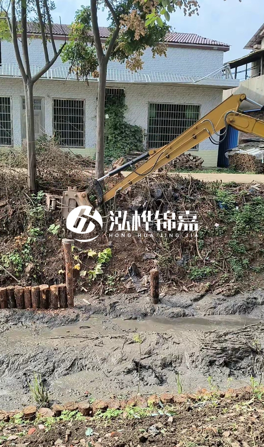 三明挖機(jī)打木樁專業(yè)施工-河道邊打木樁如何防止木樁傾斜？